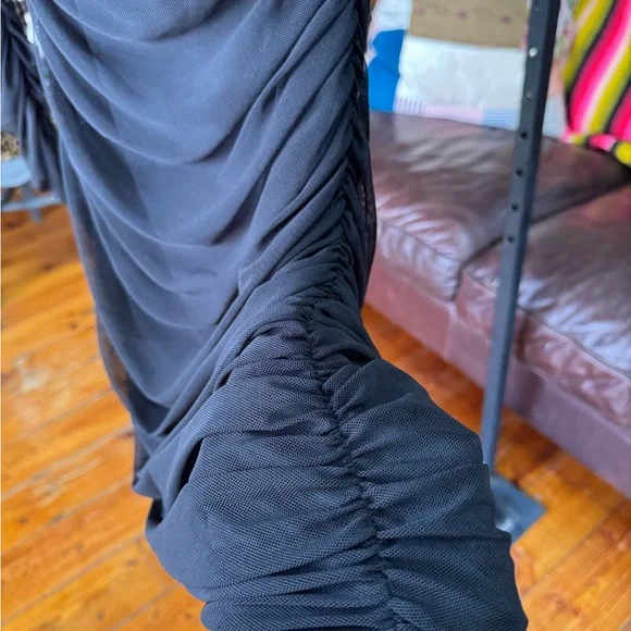 Elegant Black Dress with‎ Floral Accent - Picture 9 of 11